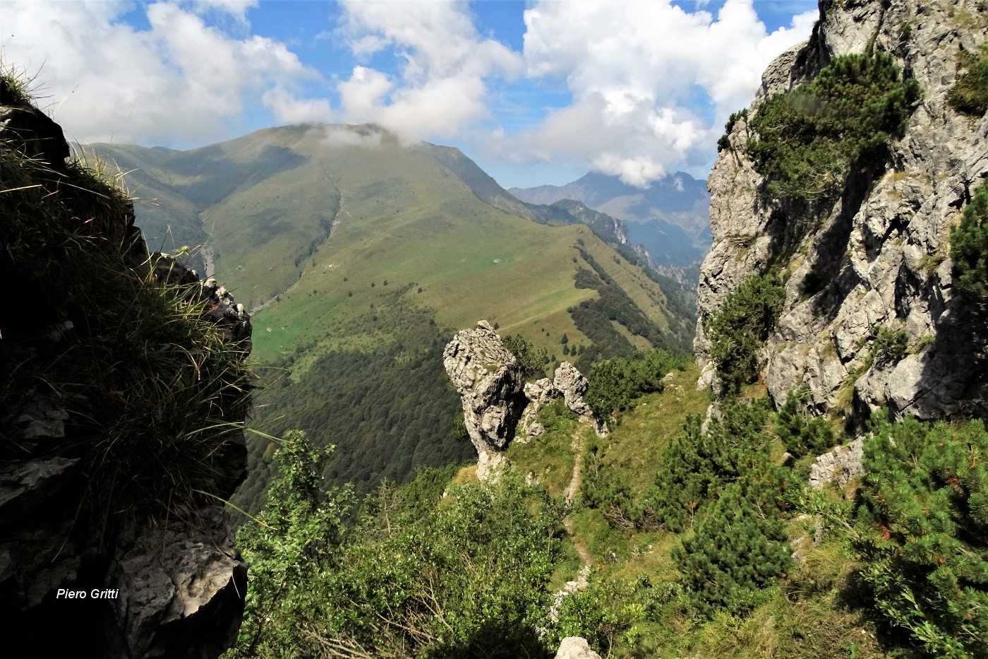49 Ripido il sentiero nel valloncello tra pareti e guglie rocciose.JPG
